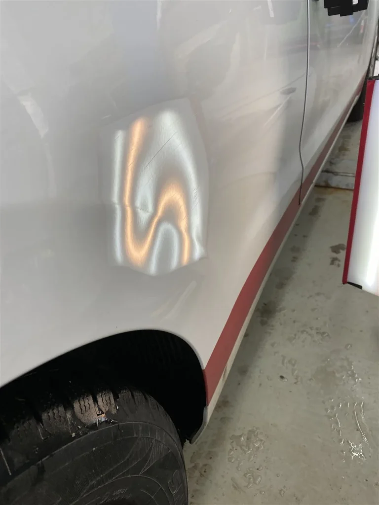 Nahaufnahme einer Delle vor der PDR-Reparatur bei Mo's Blechgarage Ingolstadt